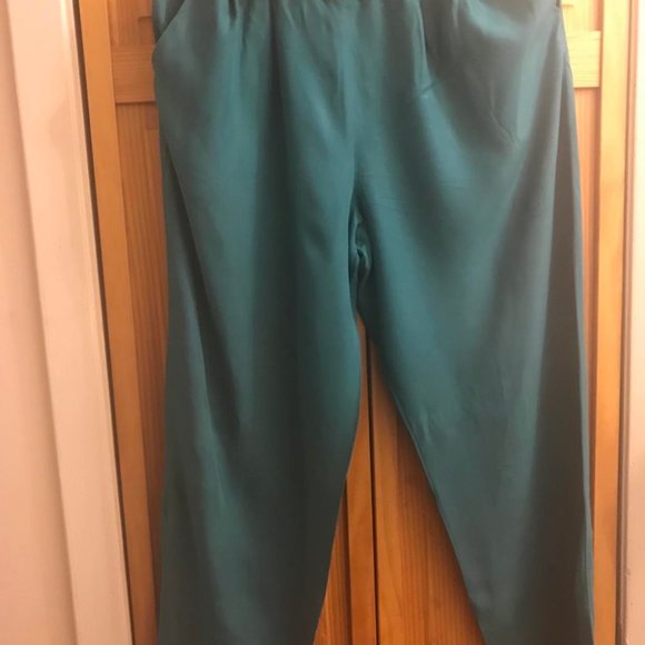 Woman's Teal colored pants set - Picture 4 of 6